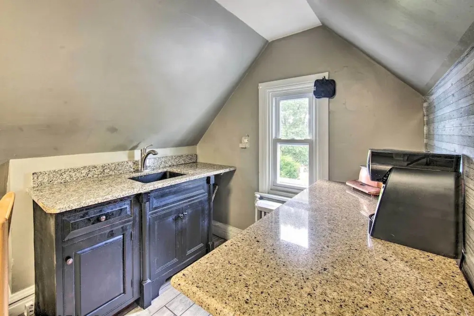 Walk to Shops, Dining & City Park: Reading Apt