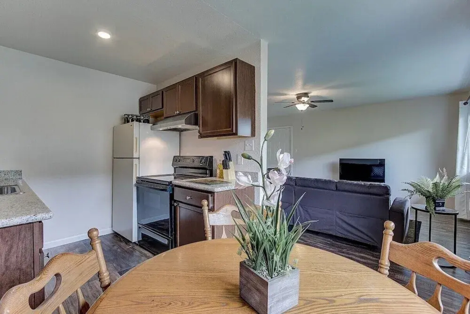 Comfy 2-bedroom, 5min to Concord Bart
