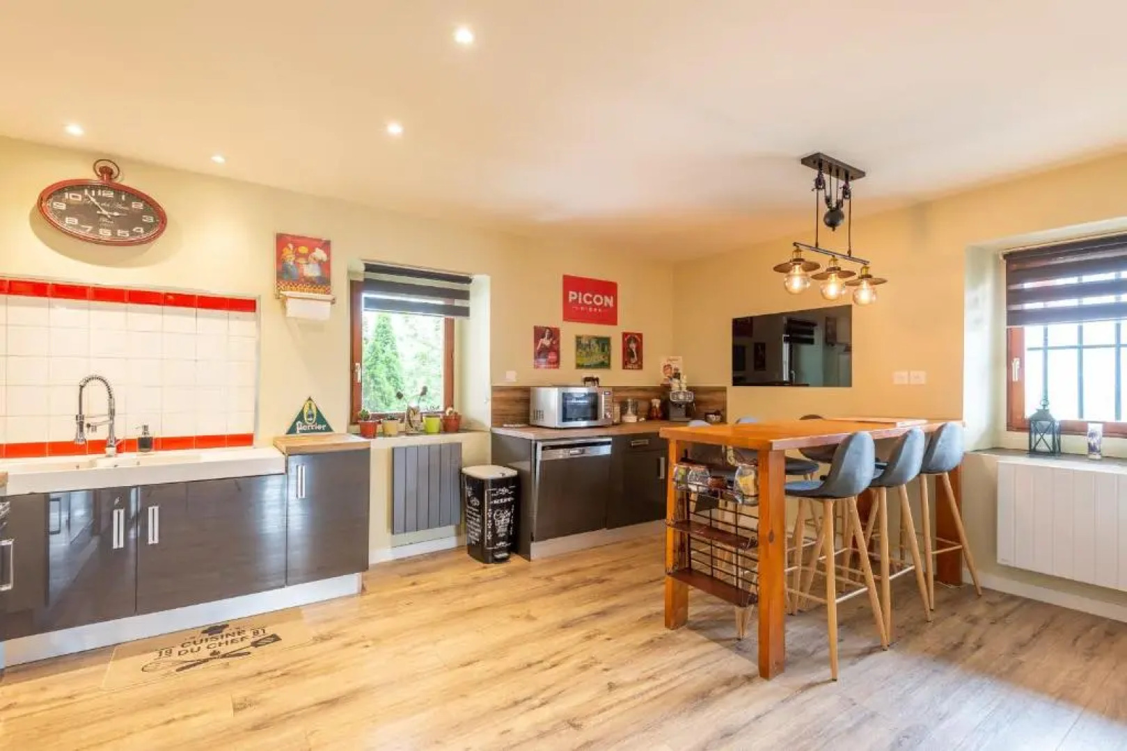 Spacious apartment with two terraces and private parking