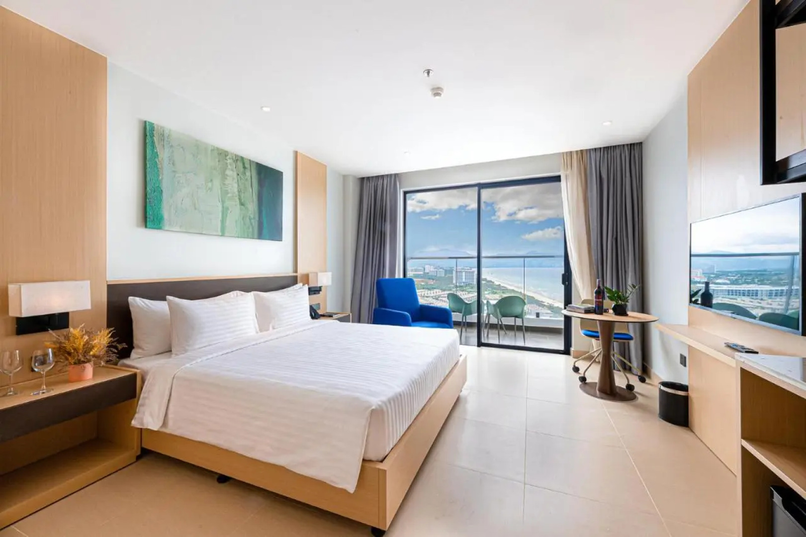 Курортный отель The Empyrean Cam Ranh Beach Resort