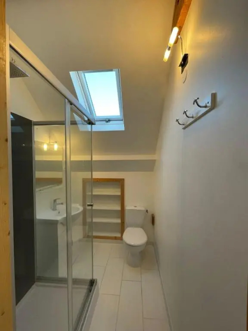 B&B Jacuzzi, Pool, Sauna, Steam Room, and Gym 100 meters away