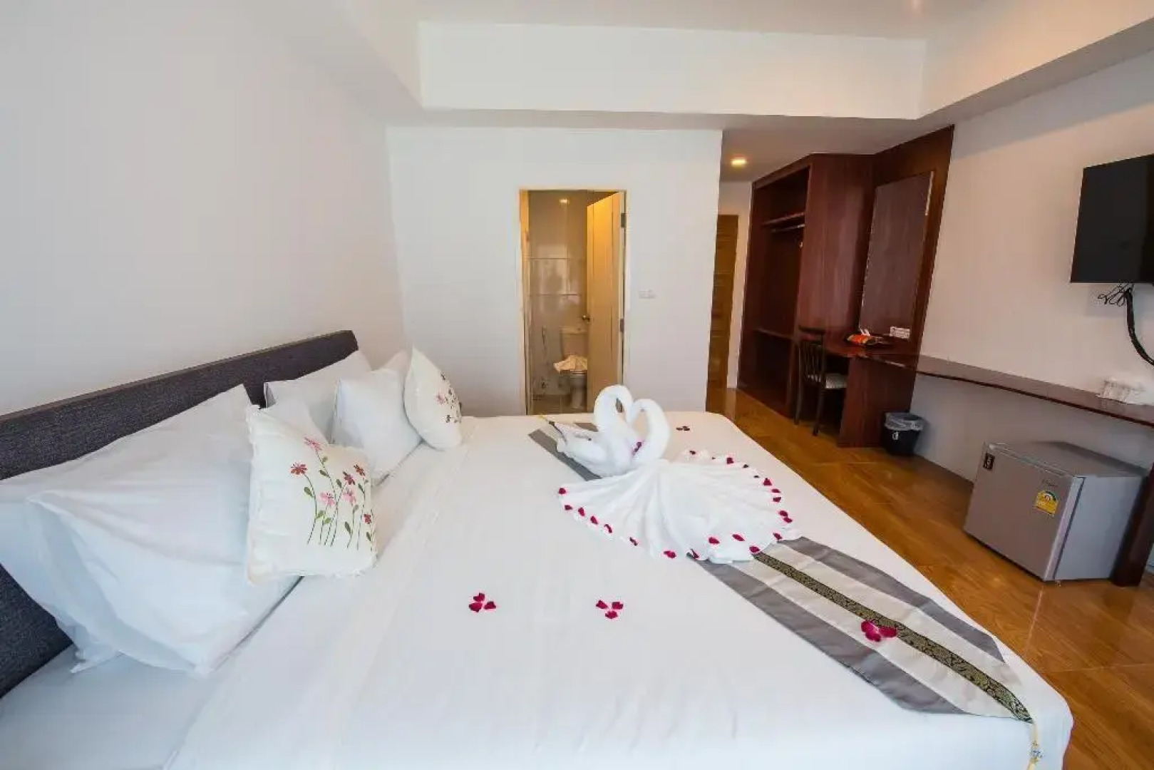 Royal Train Garden Resort By Zuzu