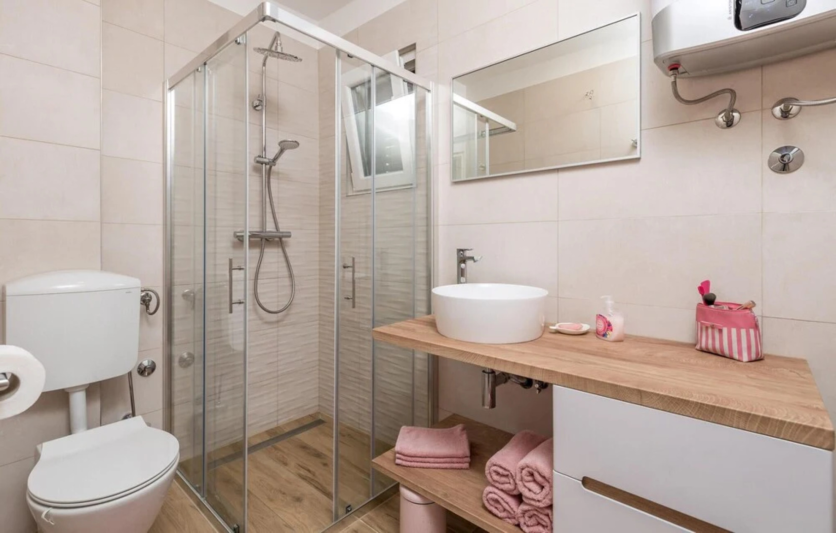 Awesome Home in Lukovo Sugarje With 4 Bedrooms and Wifi