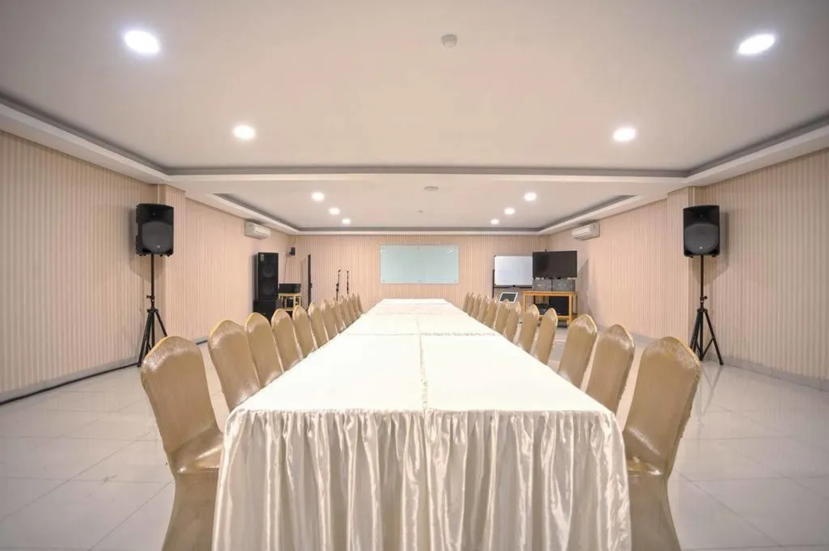 RedDoorz Premium near Kawasan Industri Cikarang