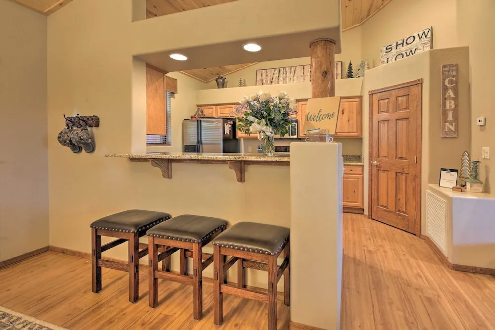 < 4 Mi to Fool Hollow Lake: Cabin w/ Tranquil Deck