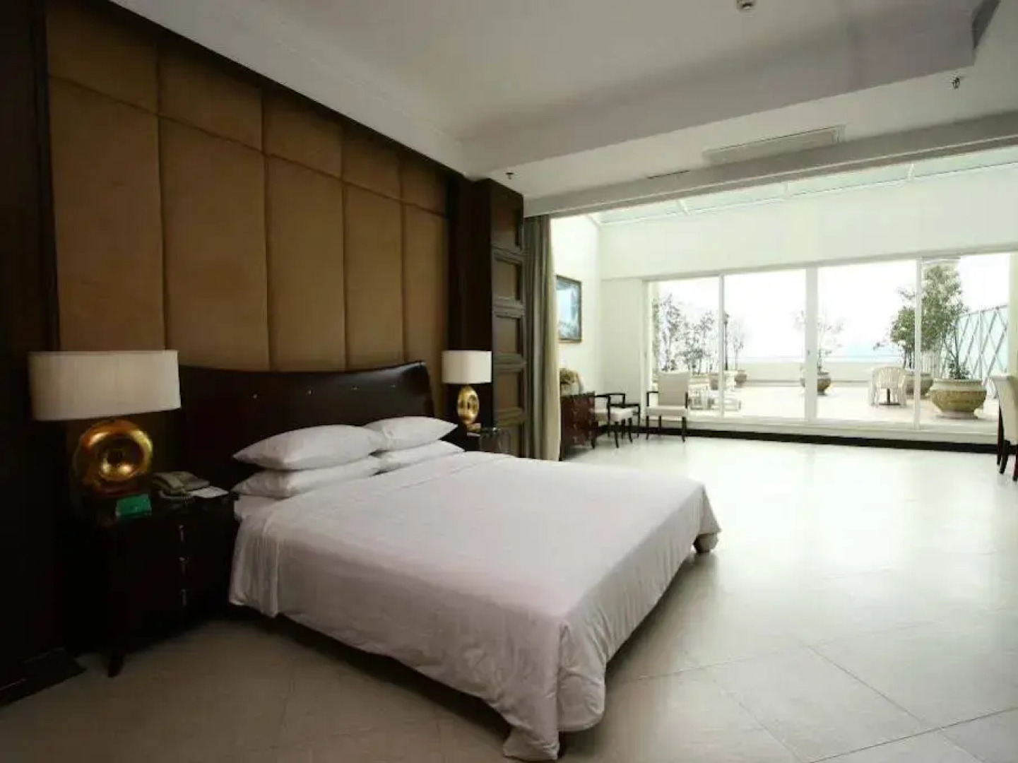 Clifford Golden Lake Hotel