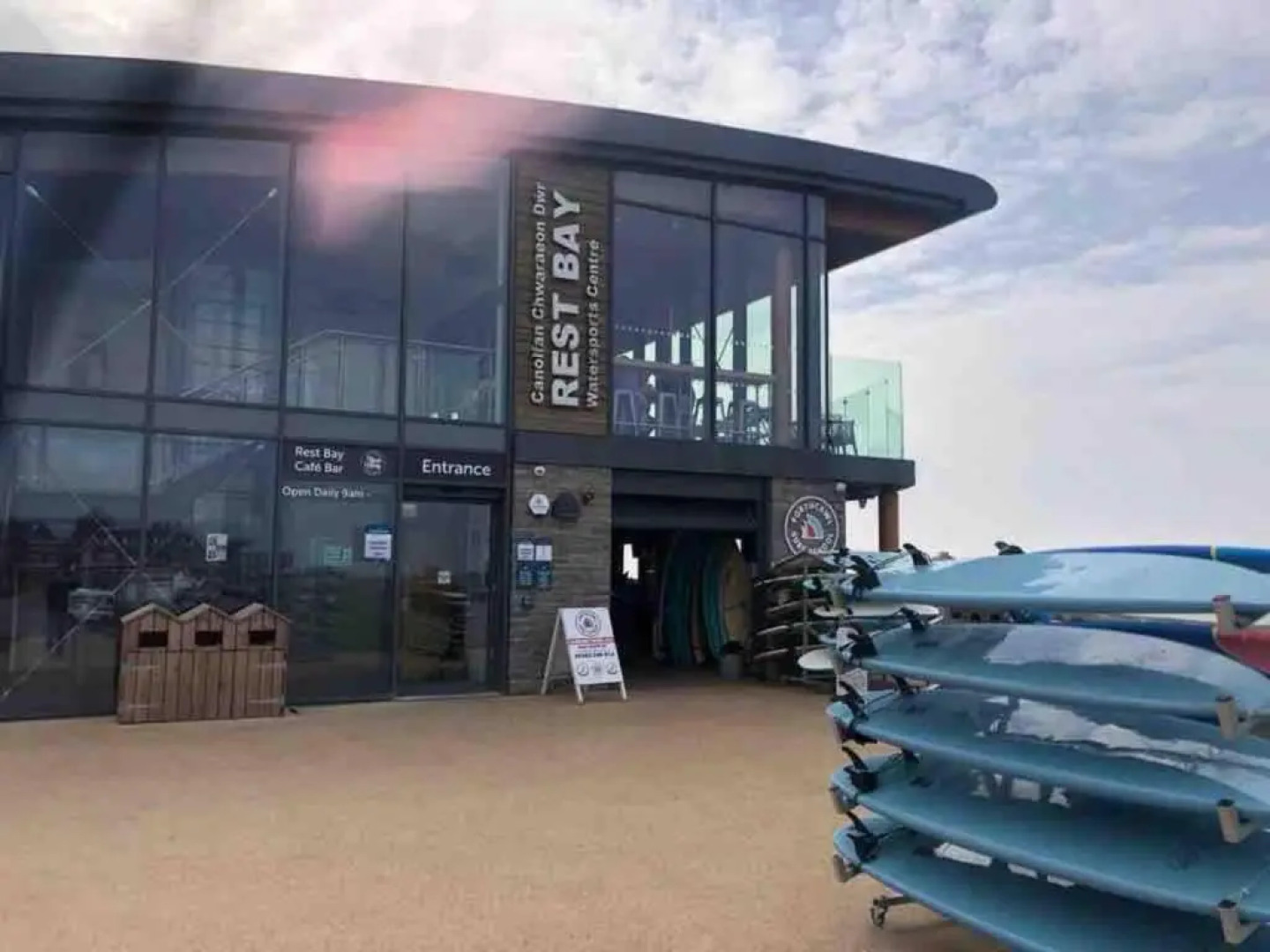 Pet Friendly, Unique 4-bed Bungalow in Porthcawl