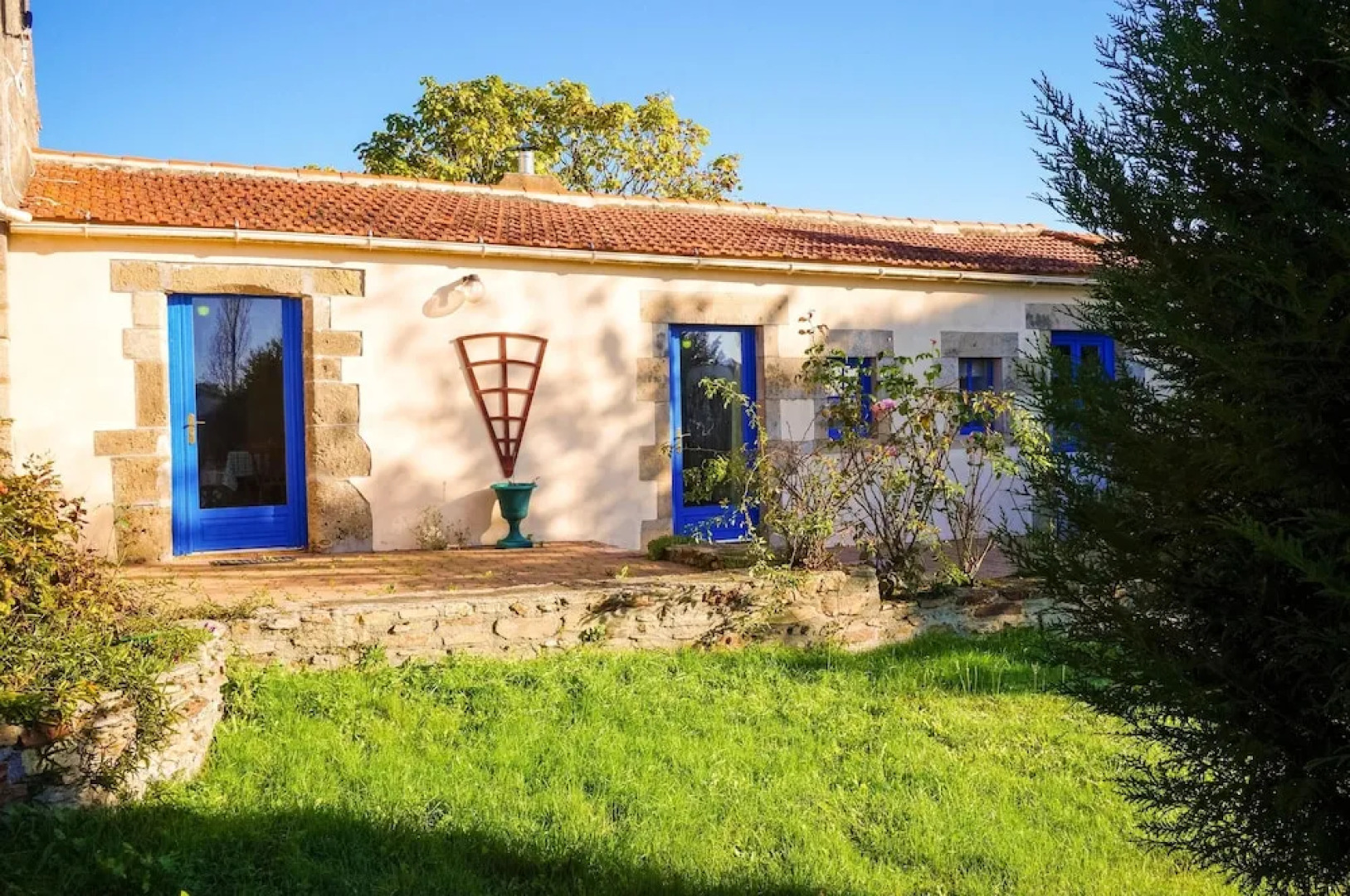 House With 2 Bedrooms in Froidfond, With Pool Access and Furnished Ter