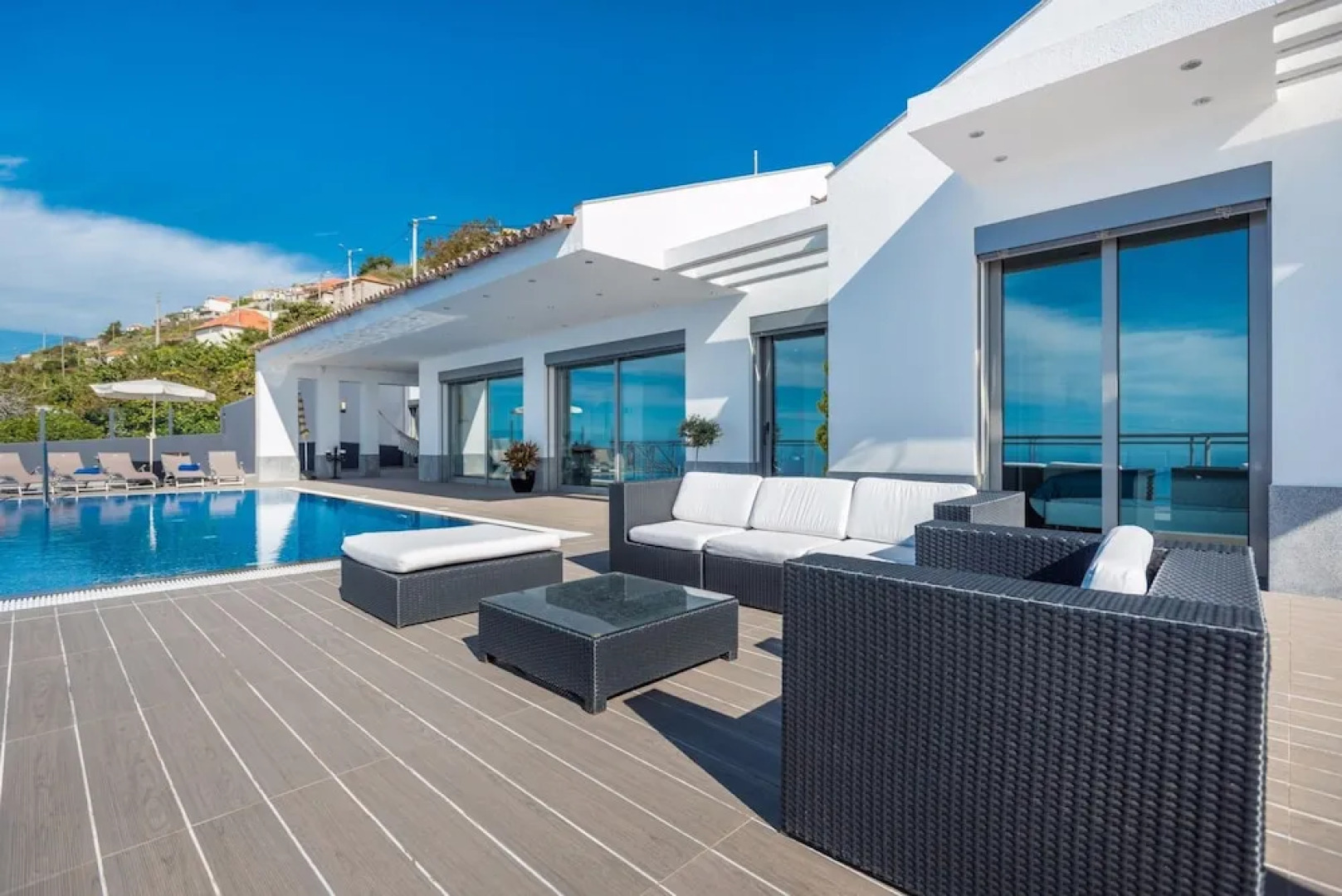 Villa São Lourenço by MHM