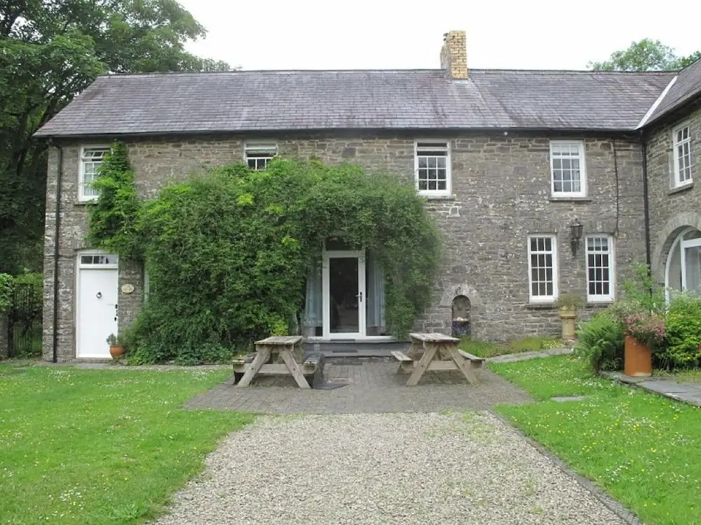 Lovely 7-bed Apartment in Llandysul