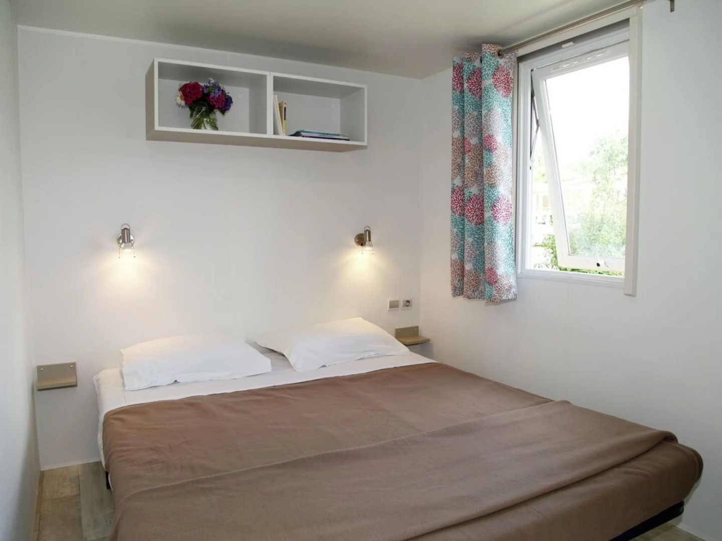 Well-kept chalet with a terrace at 800 m. from the beach