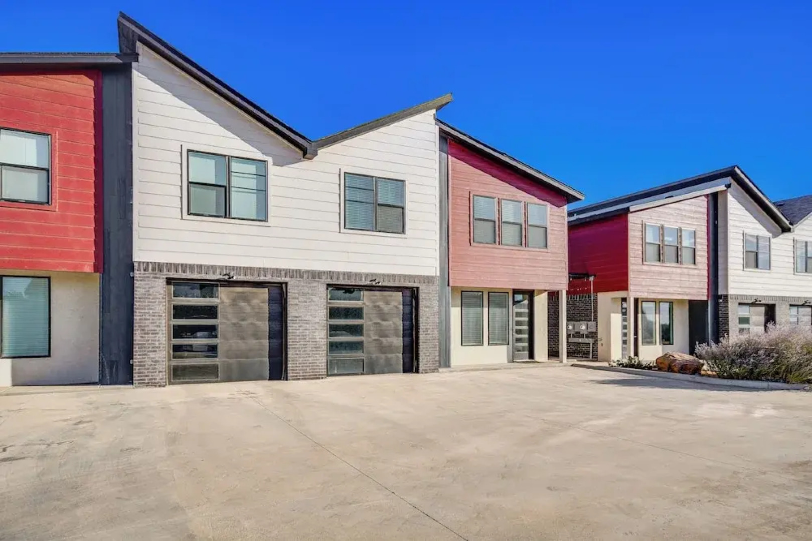 Pets Welcome: Newly Built Abode In Canyon!