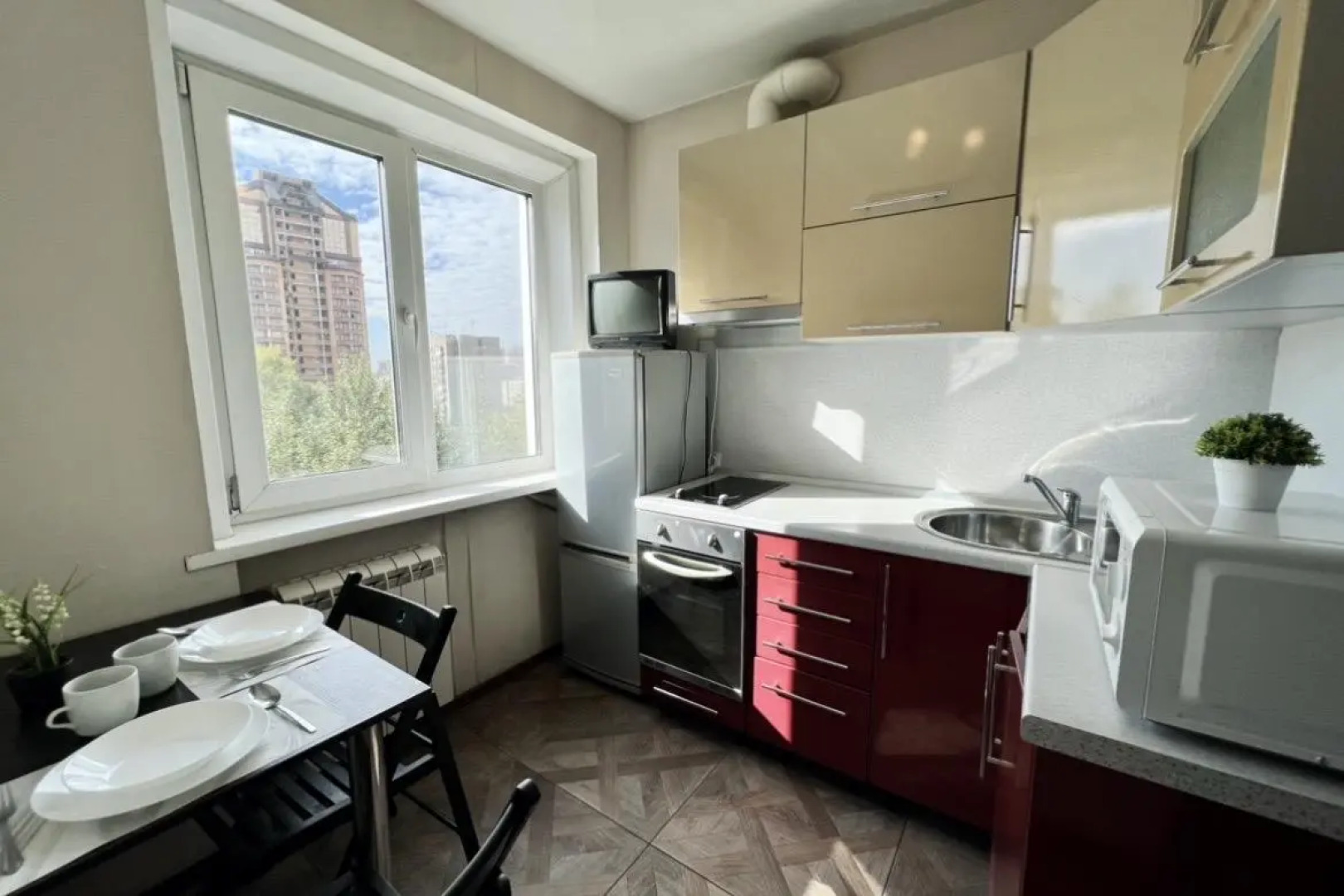 Диван и Чемодан на пр-кте Красный, 100/1