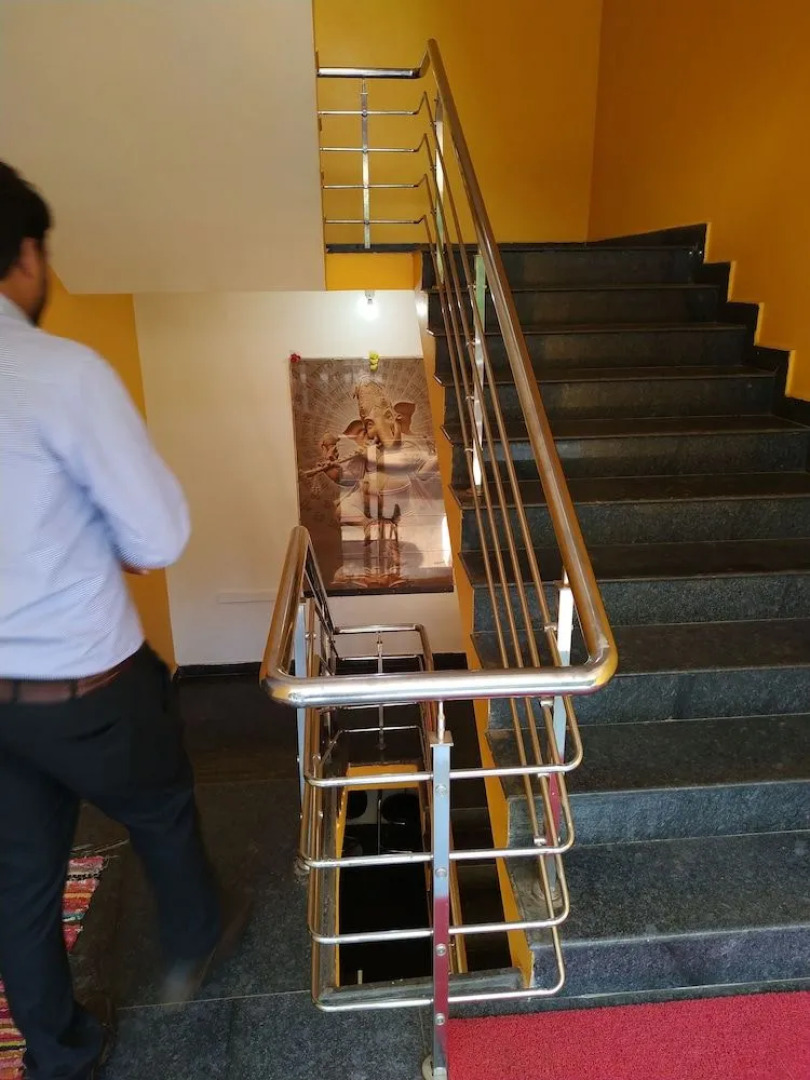 Iroomz Hotel Gananjaya - Hostel