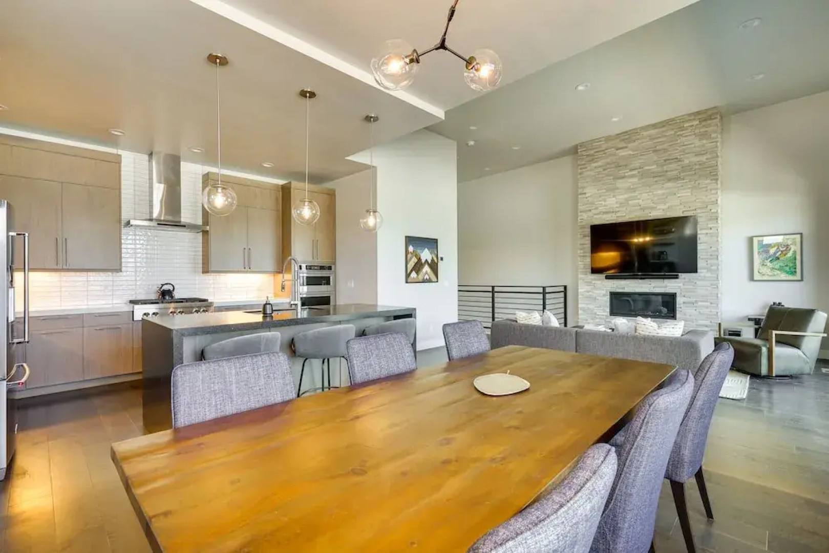 Hideout Haven: Luxe Retreat w/ Lake View & Hot Tub