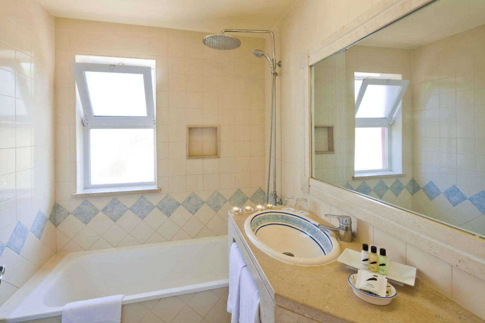 Costa D’Oiro Ambiance Village