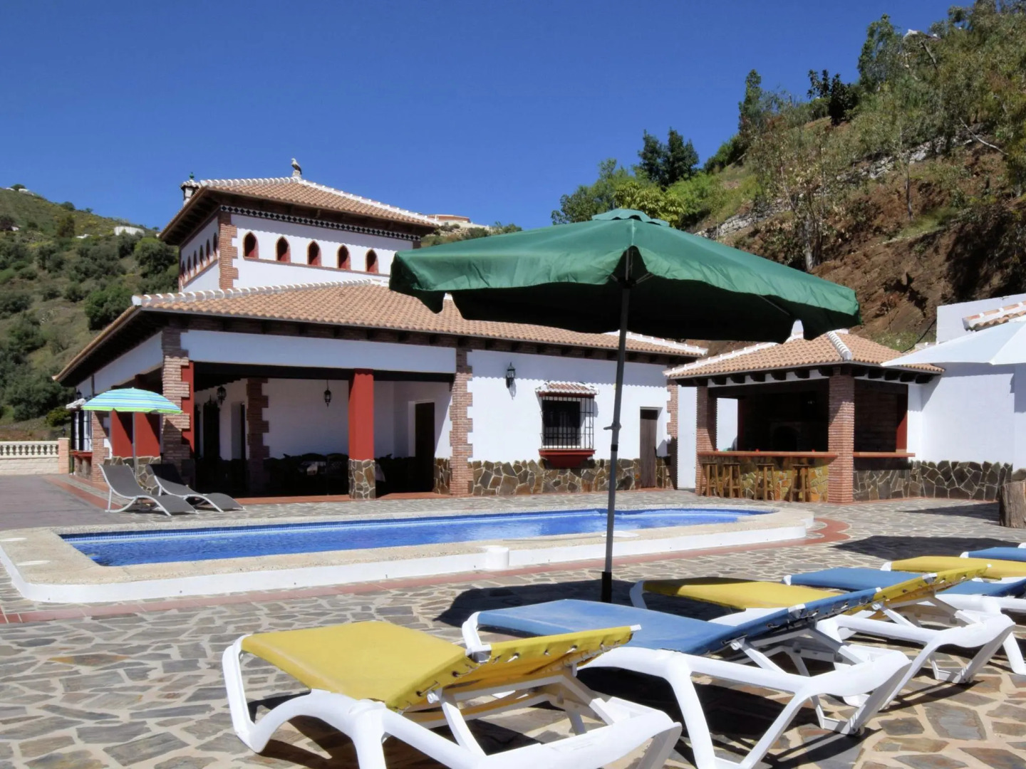 Spacious Villa in Sayalonga with Jacuzzi