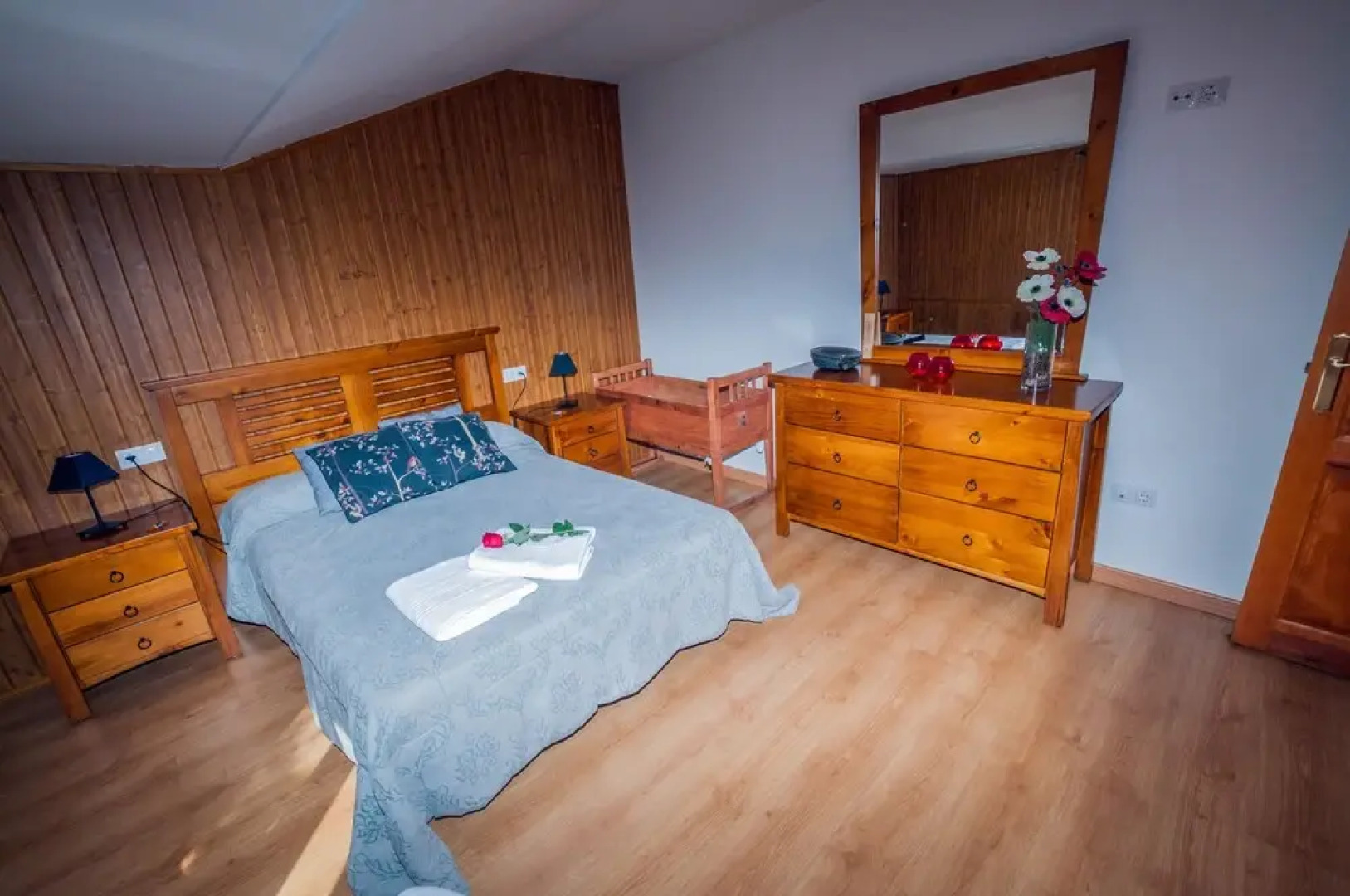 Cottage With Jacuzzi and Fireplace in the Room