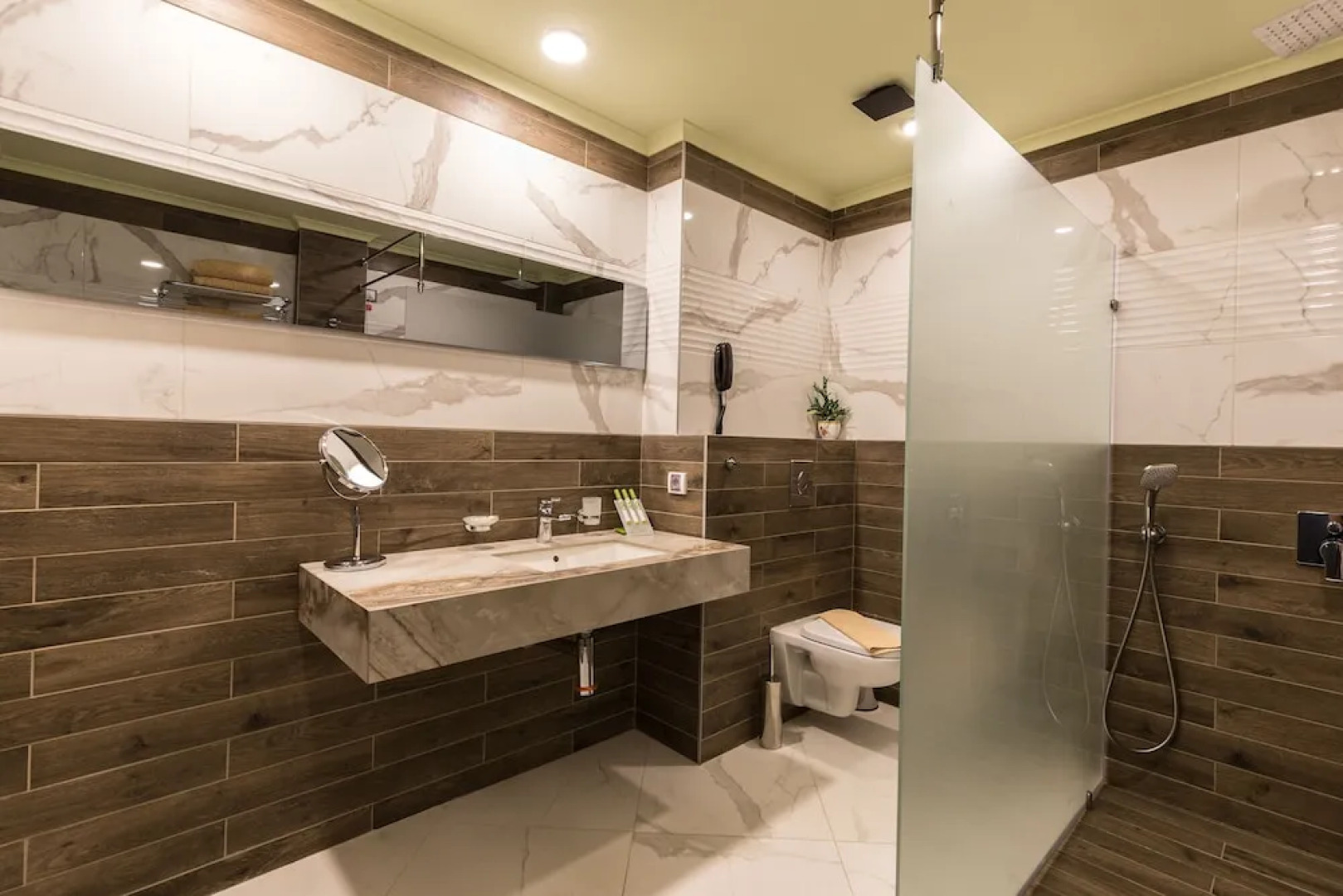 Diplomat Plaza Hotel & Resort