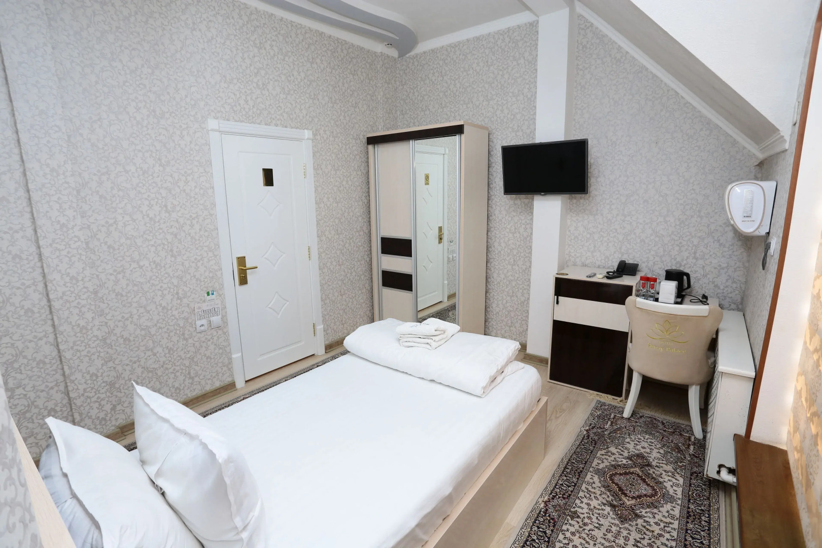 Отель Saroy Palace