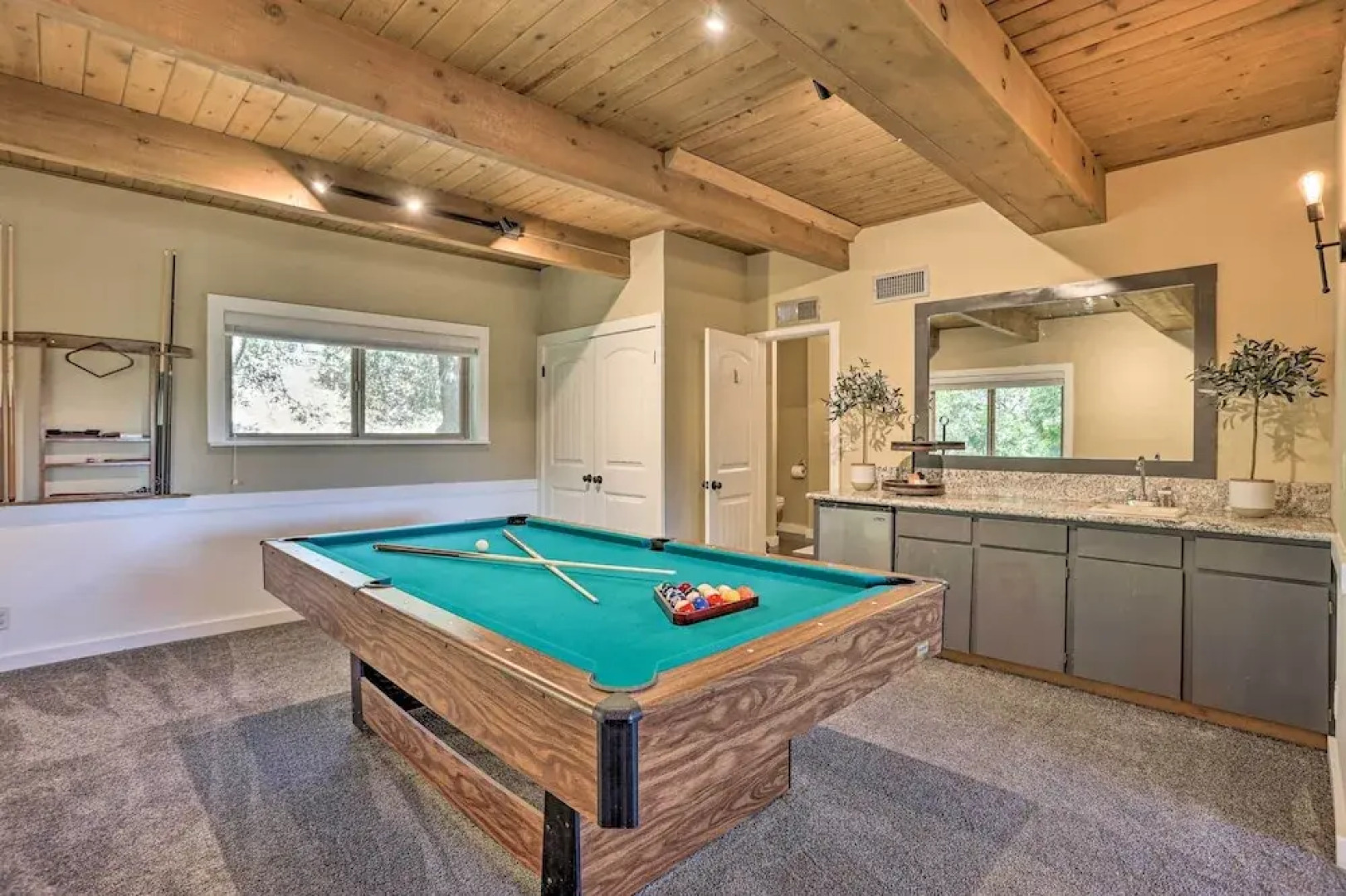 Arrowhead Retreat w/ Luxe Furnishings & Lake Views