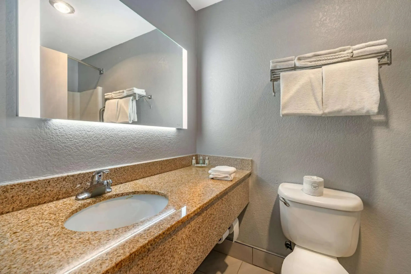 Quality Inn & Suites Manhattan