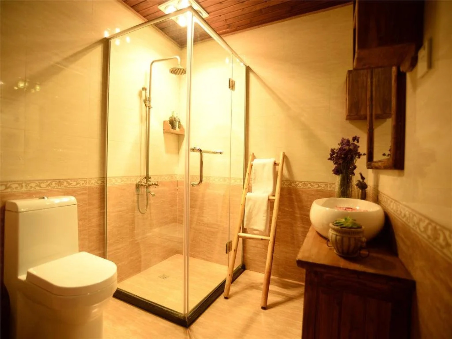 Shangri La E outfitting Hostel