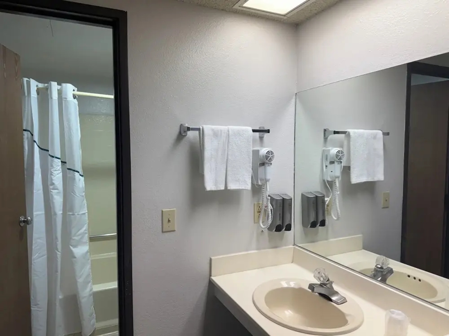 HomeTowne Studios by Red Roof Ridgecrest