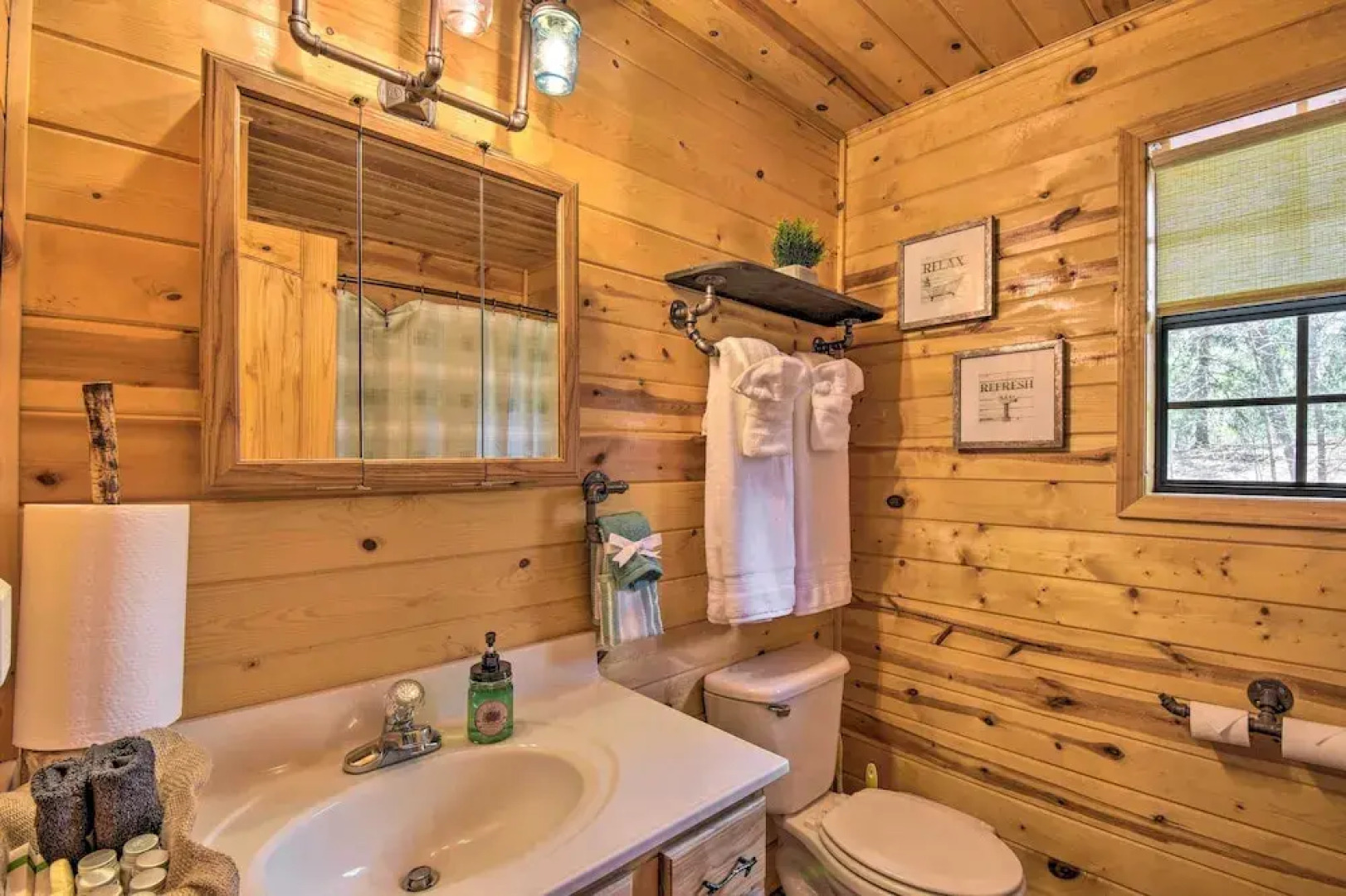 Cozy Hiawassee Cabin w/ Fire Pit & Mtn Views!