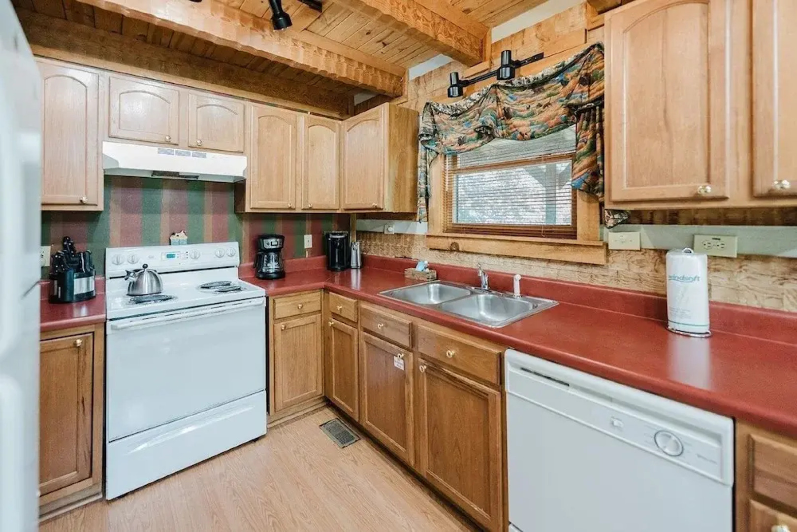 Big Kahuna Lodge 3 Bedroom Cabin by RedAwning