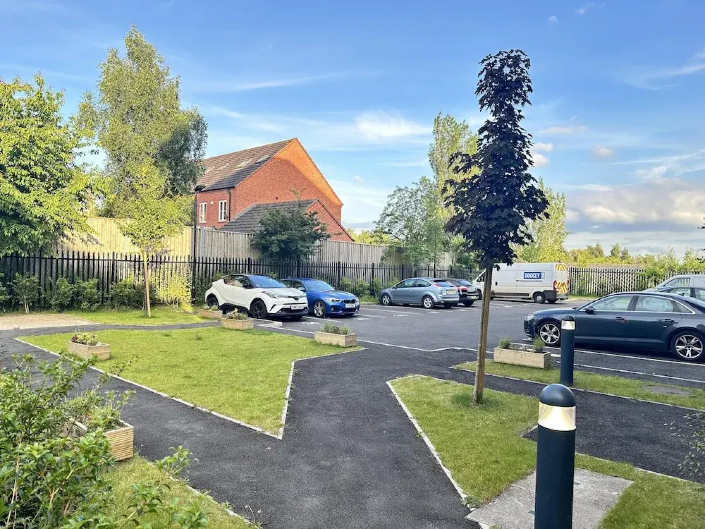 2 Bed Apartment - Sleeps 4 - Wifi - Parking