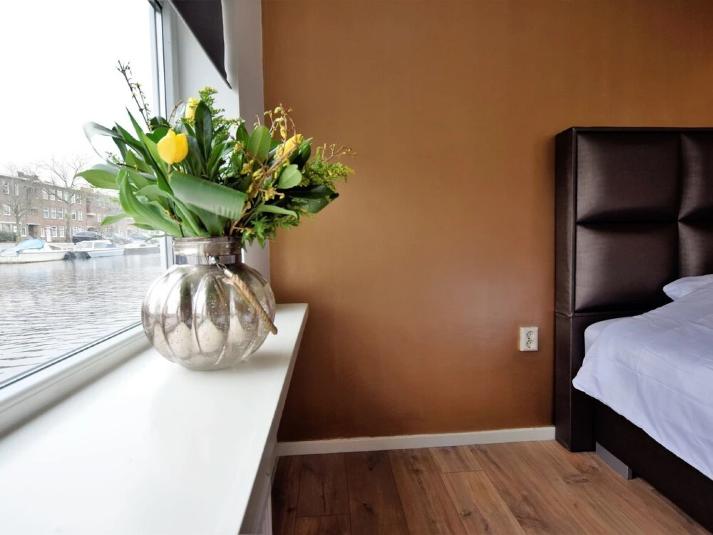 Beautiful Houseboat With Terrace, Jacuzzi