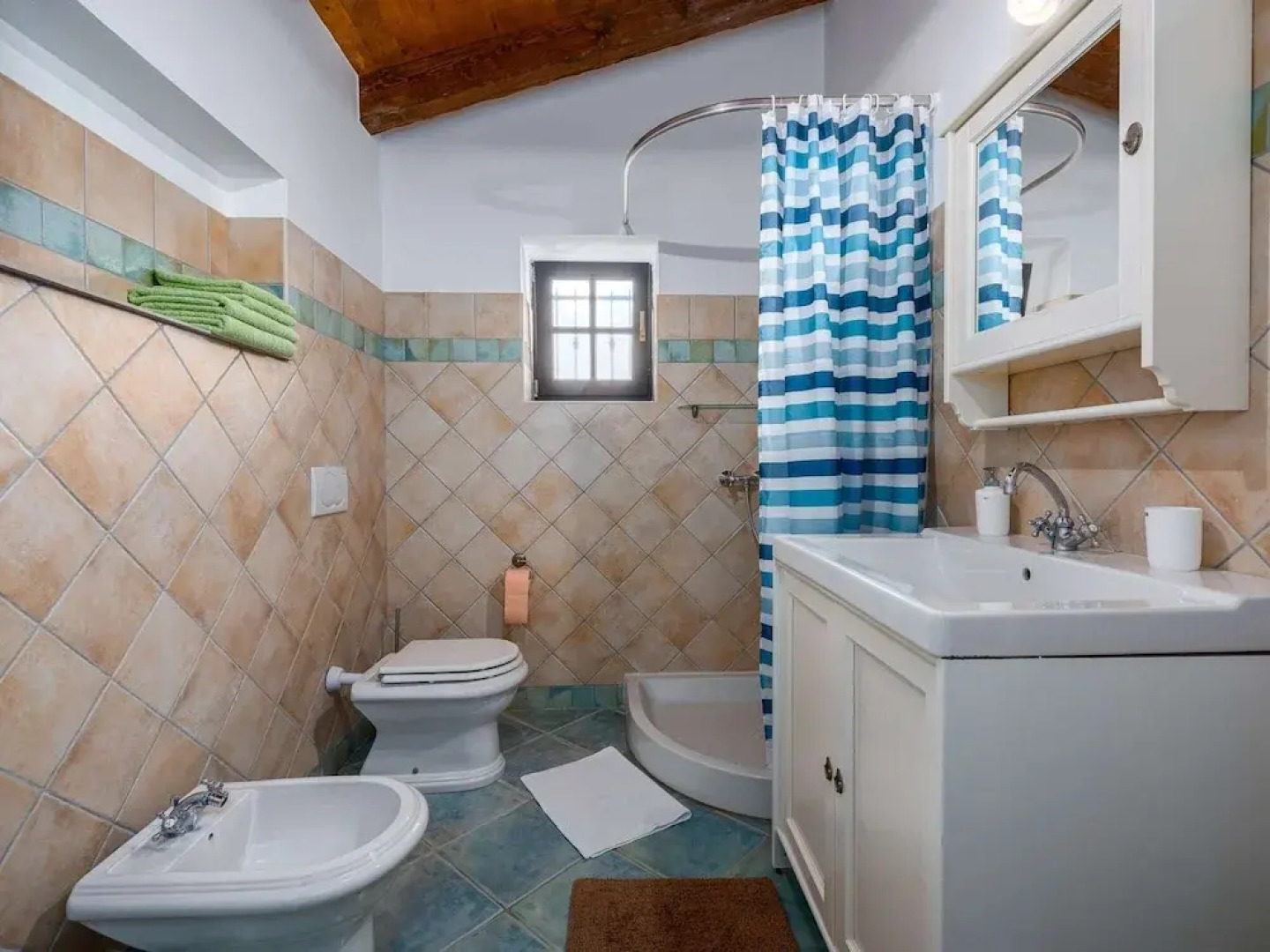 Beautiful Villa With Swimming Pool and Fenced Garden