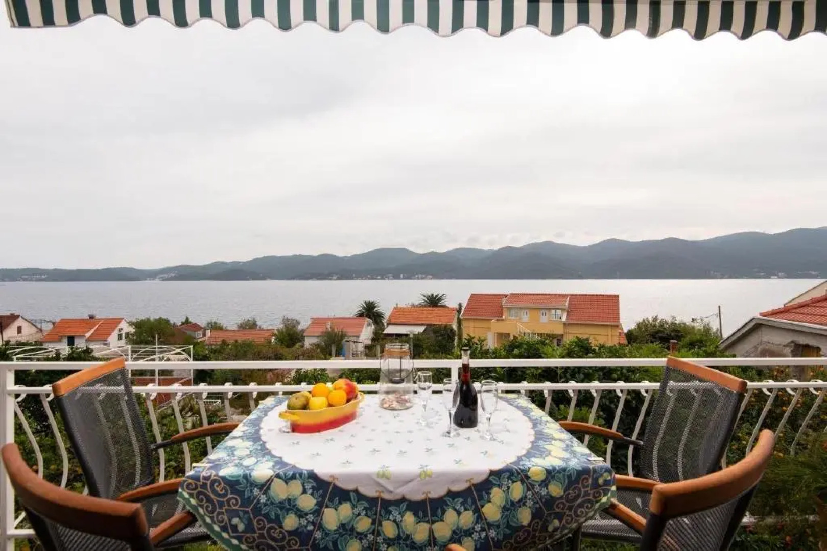 Apartments Sugor-70m from sea