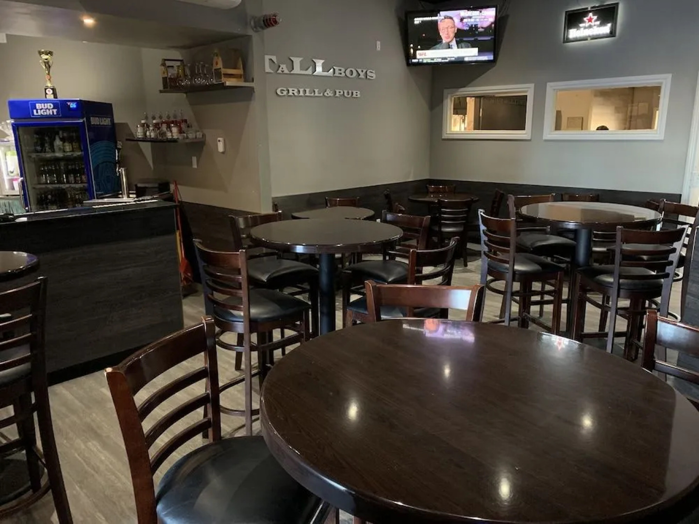 TaLLboys Grill & Pub Motel