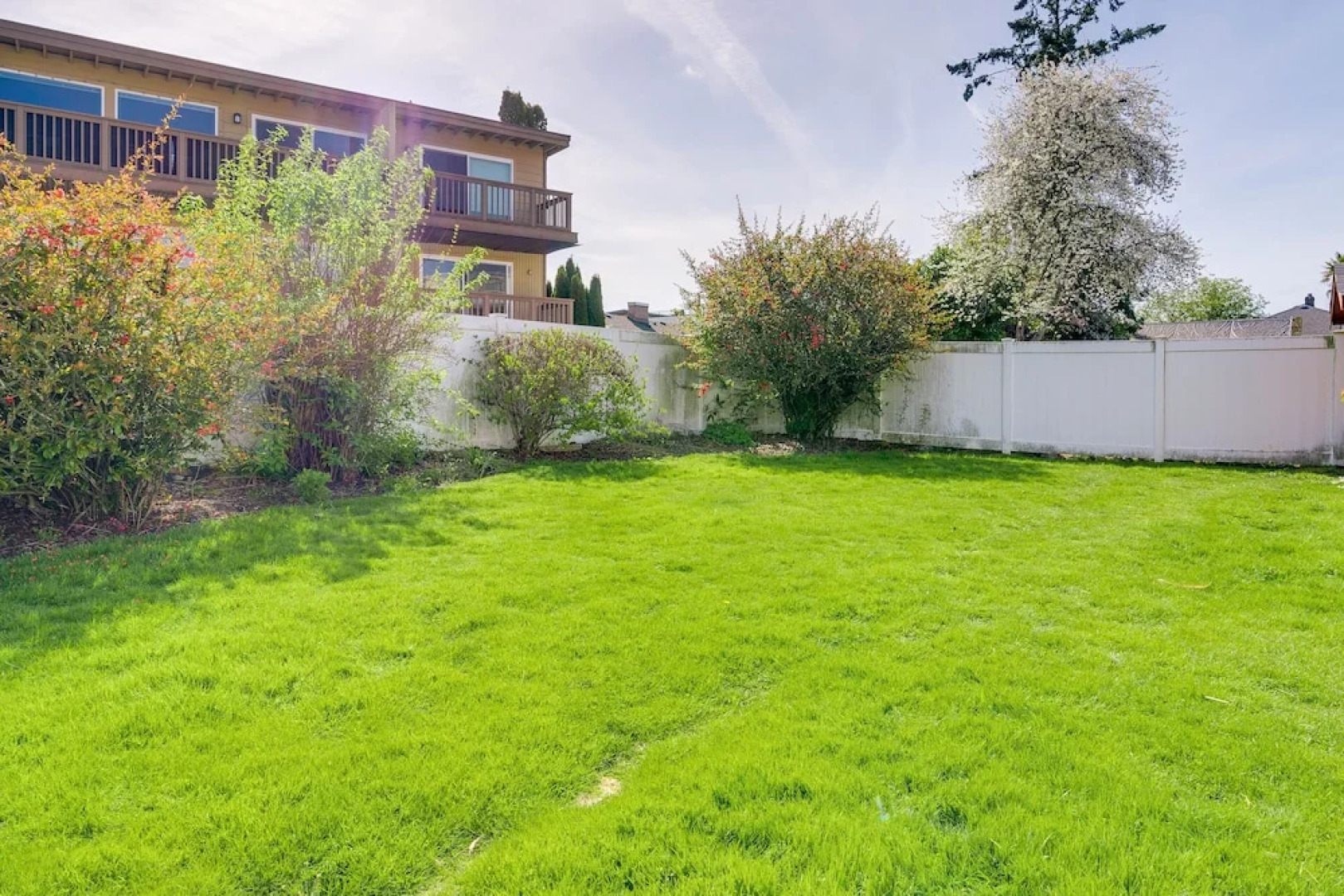 Downtown Kirkland Rental: Steps to Lake Washington