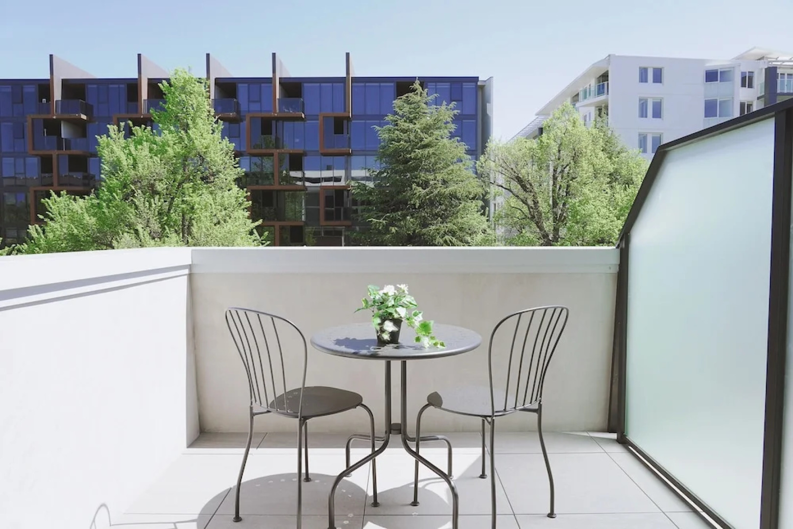 Modern apt in heart of the city