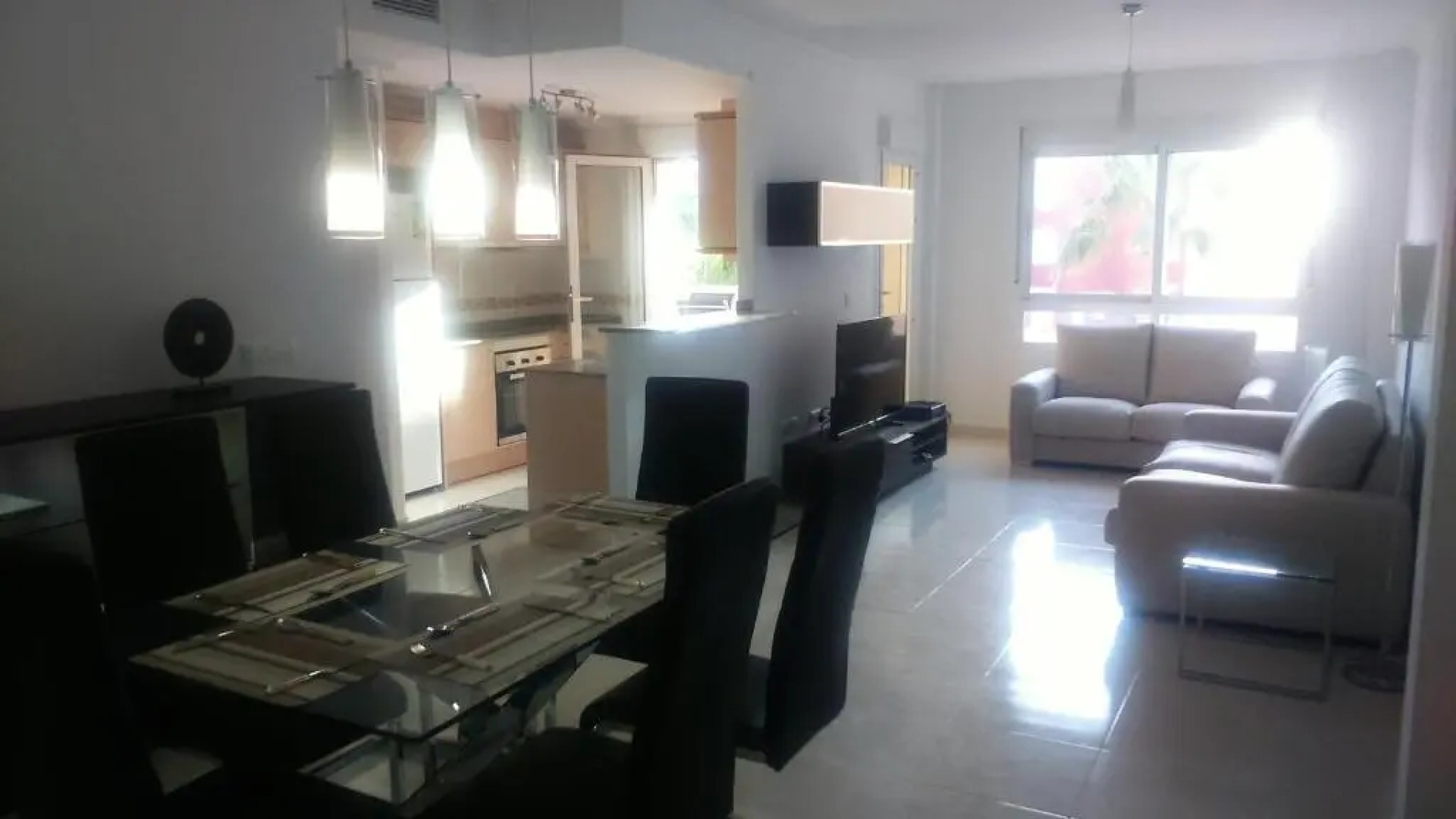 Beautiful 3 bed, 2 bath modern apartment