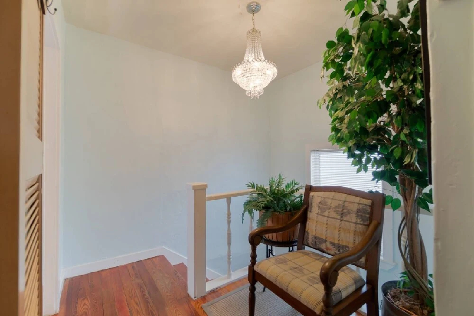 The Secret Garden - The Cottage Near Beach, Shops, Restaurants, Pet Friendly, Close to Lucerne Ave!