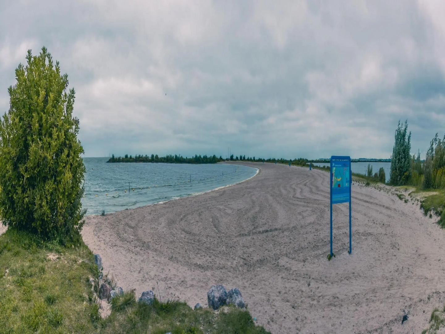 Beautiful house with jetty on inland water, near IJsselmeer