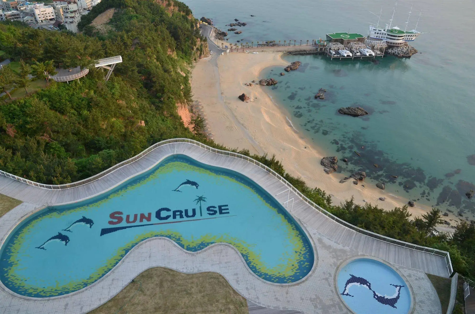 Sun Cruise Resort and Yacht