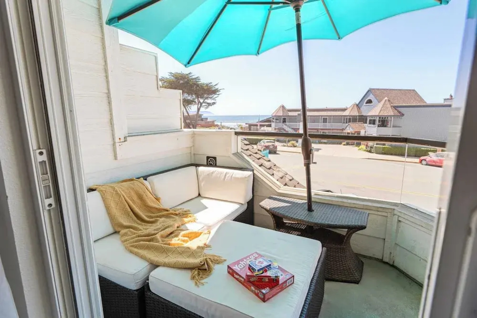 2 Cayucan Bungalows Steps to Beach + Shared Lounge Sleeps 12