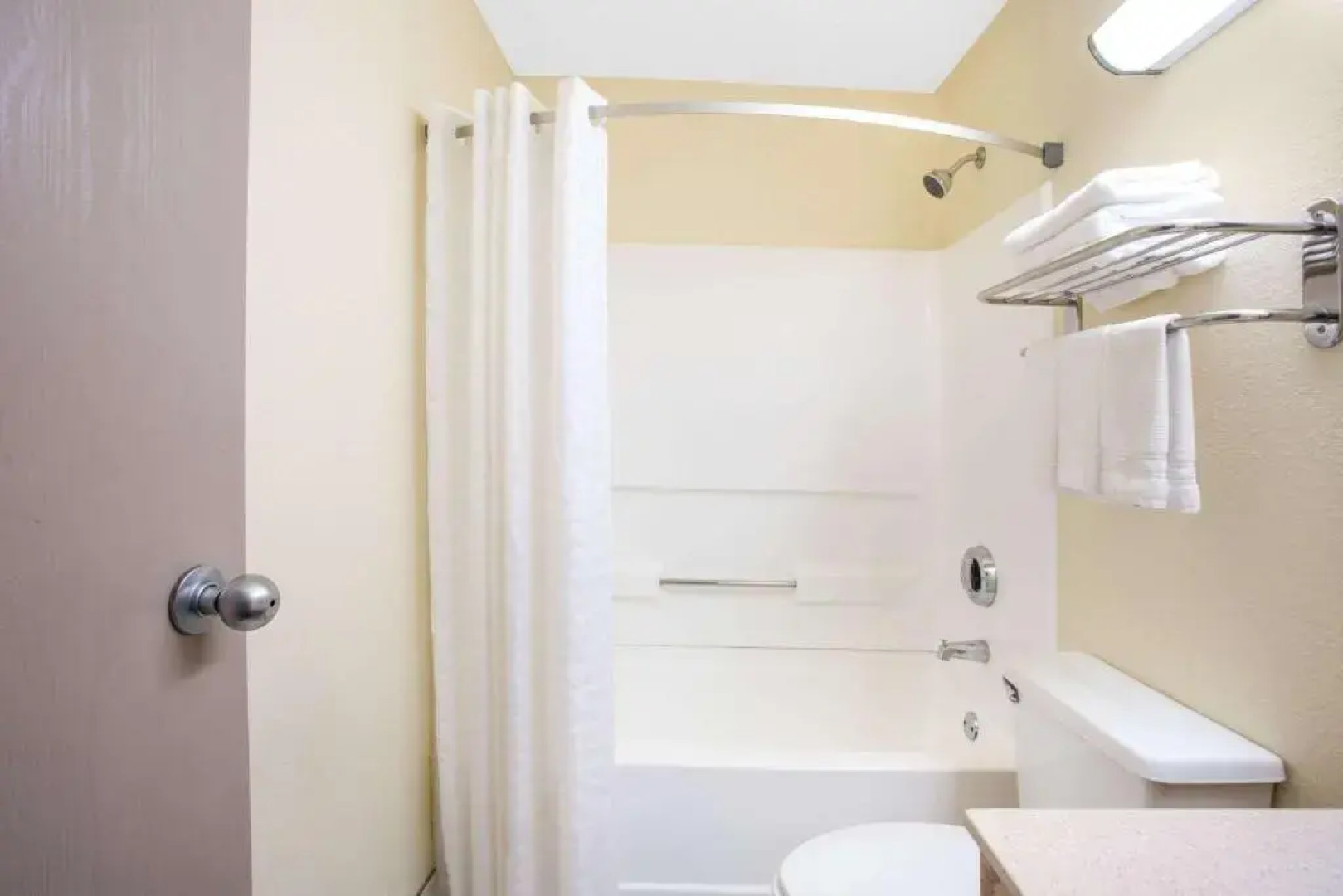 Super 8 by Wyndham Lewisburg