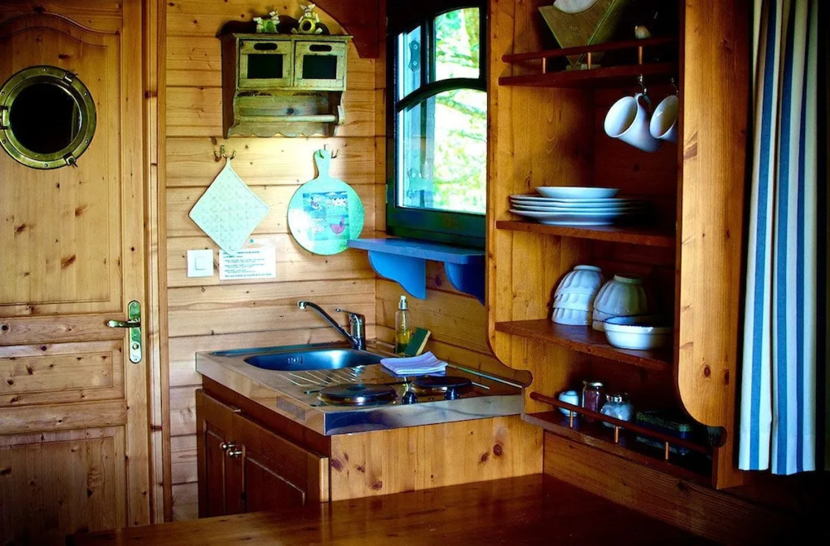 Hébergements Insolites La Charrette Bleue