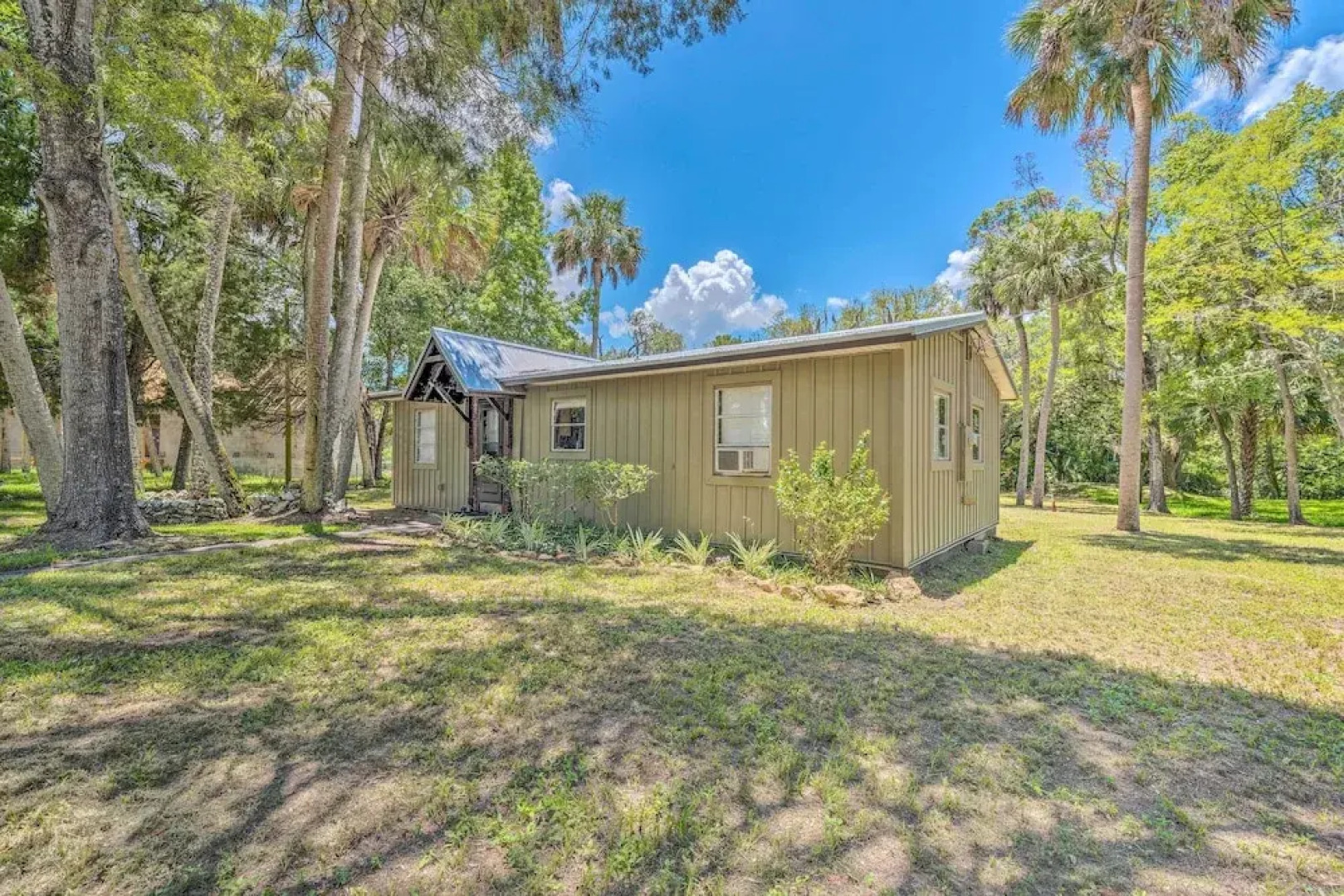 Waterside Anglers Heaven: Crooked River Fish Camp