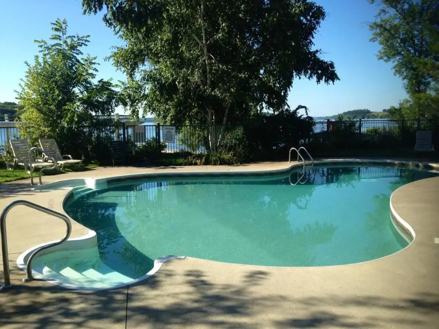 Elmhirst's Resort - On a lake