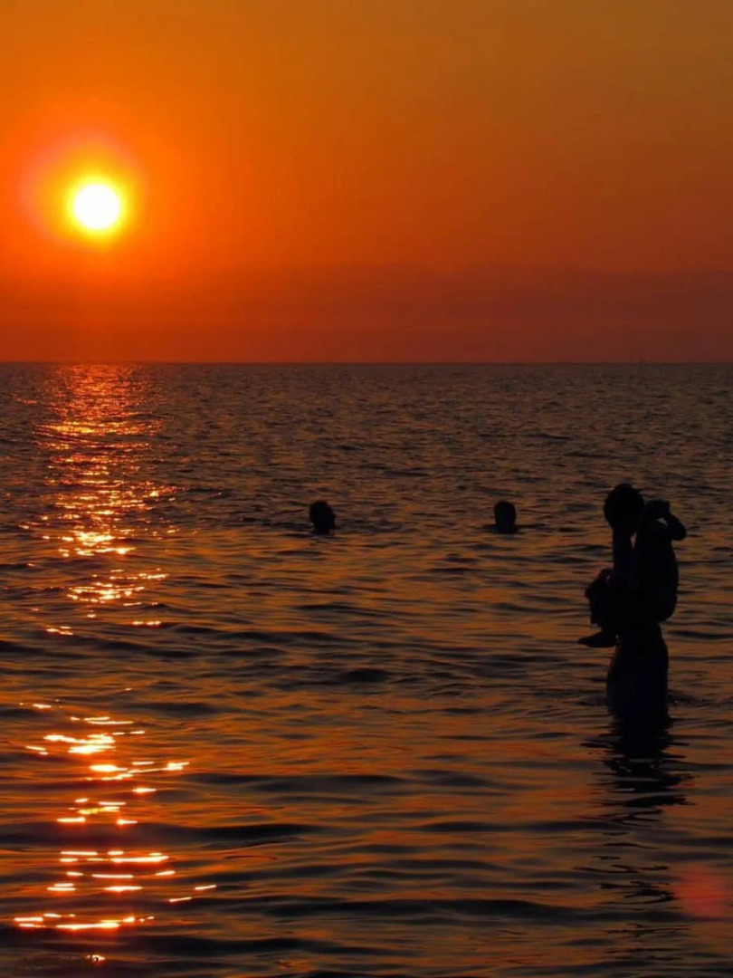 Seaside Family Haven - Avia's Spacious Getaway