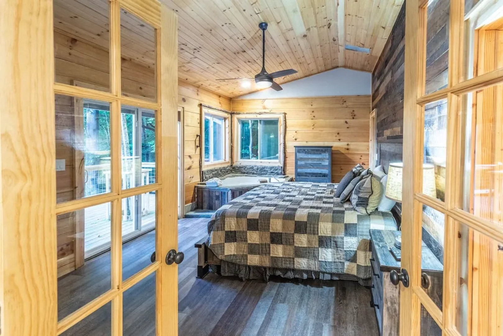 Stunning 2BR Cabin with Mountain Views