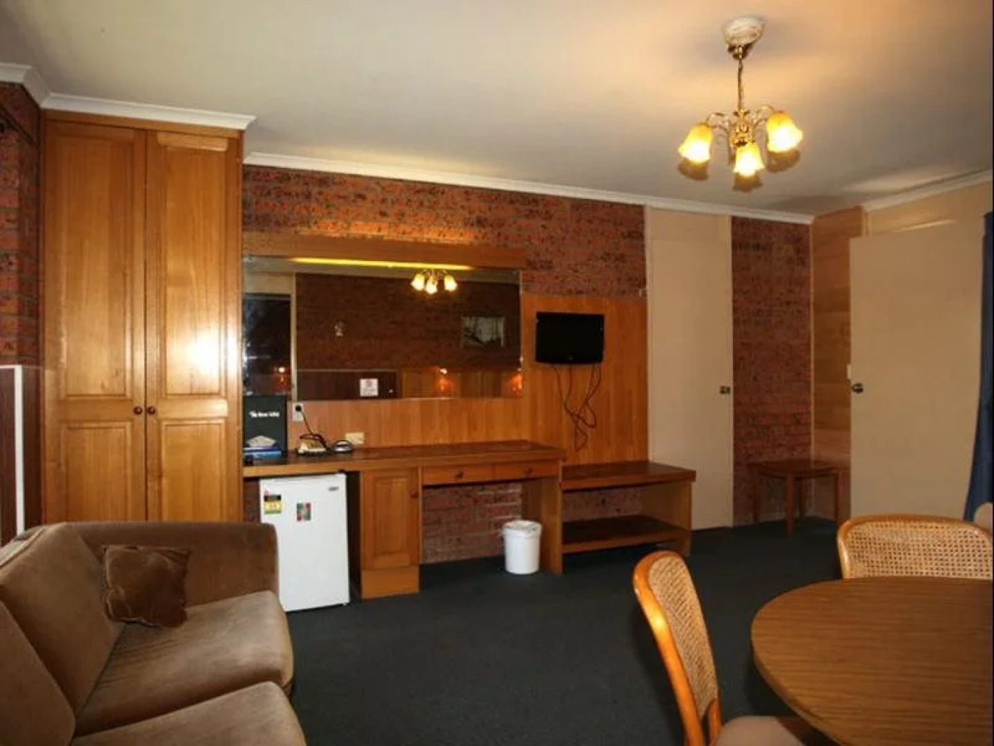 Golden Leaf Motor Inn