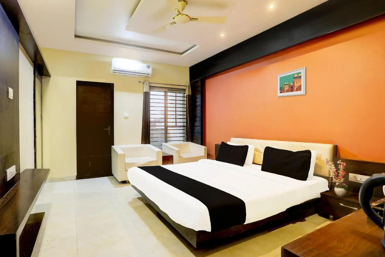 OYO 27960 Hotel Divya Sai Palace